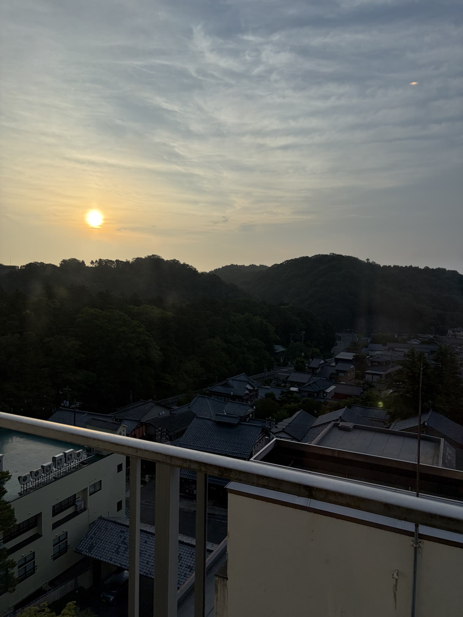 朝5時、みのや8階の展望露天風呂から望む朝焼けの弥彦山と温泉街