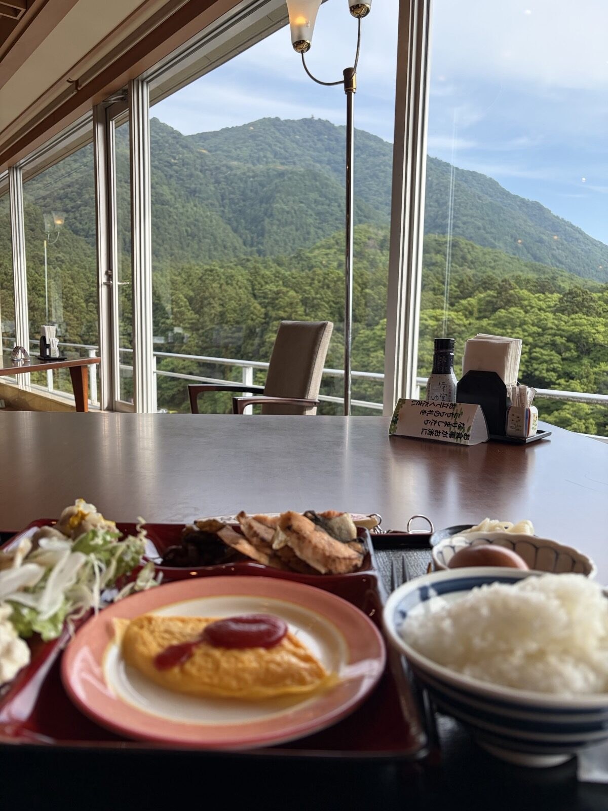 みのやの窓辺の朝食と弥彦山の眺め