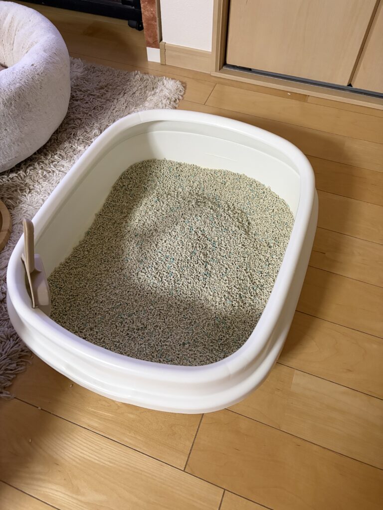 トイレに入れたライオン ニオイをとる砂(鉱物系)の様子