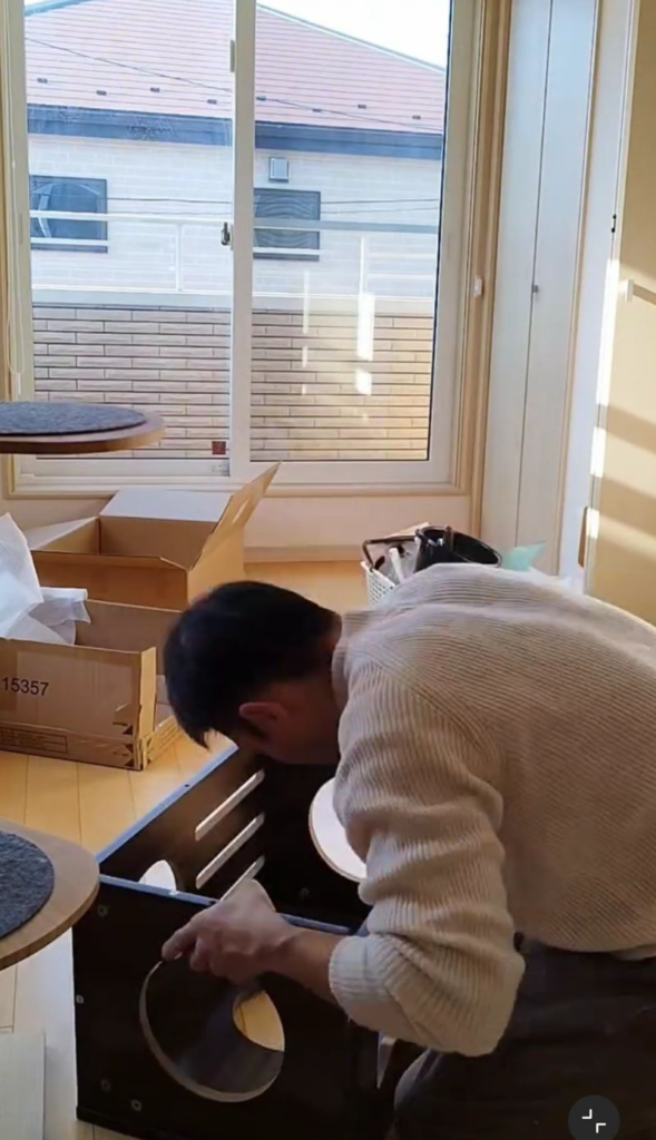 丸穴の板とにらめっこしながら組み立て中