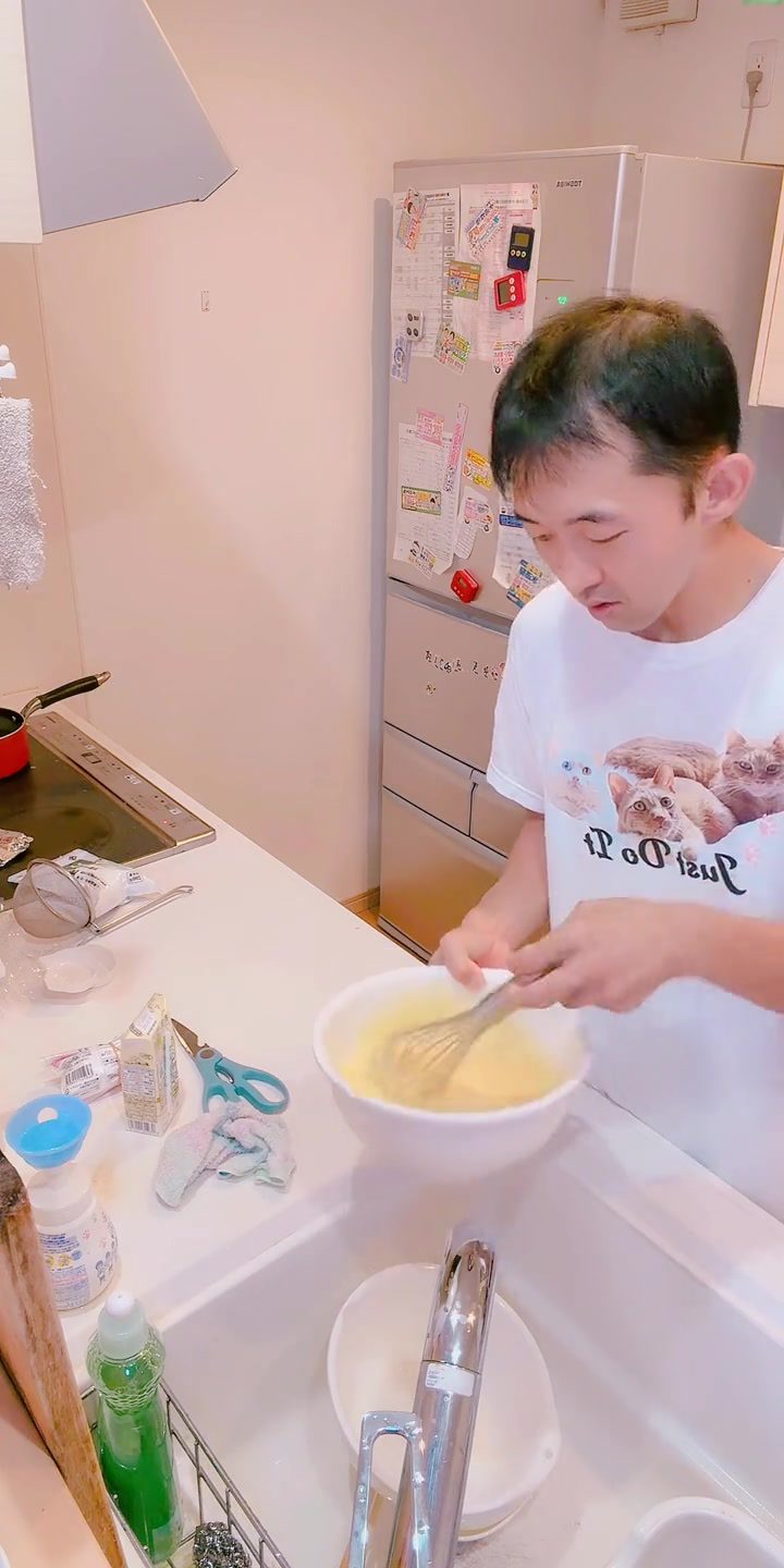 泡立て器で手動でまぜているところ