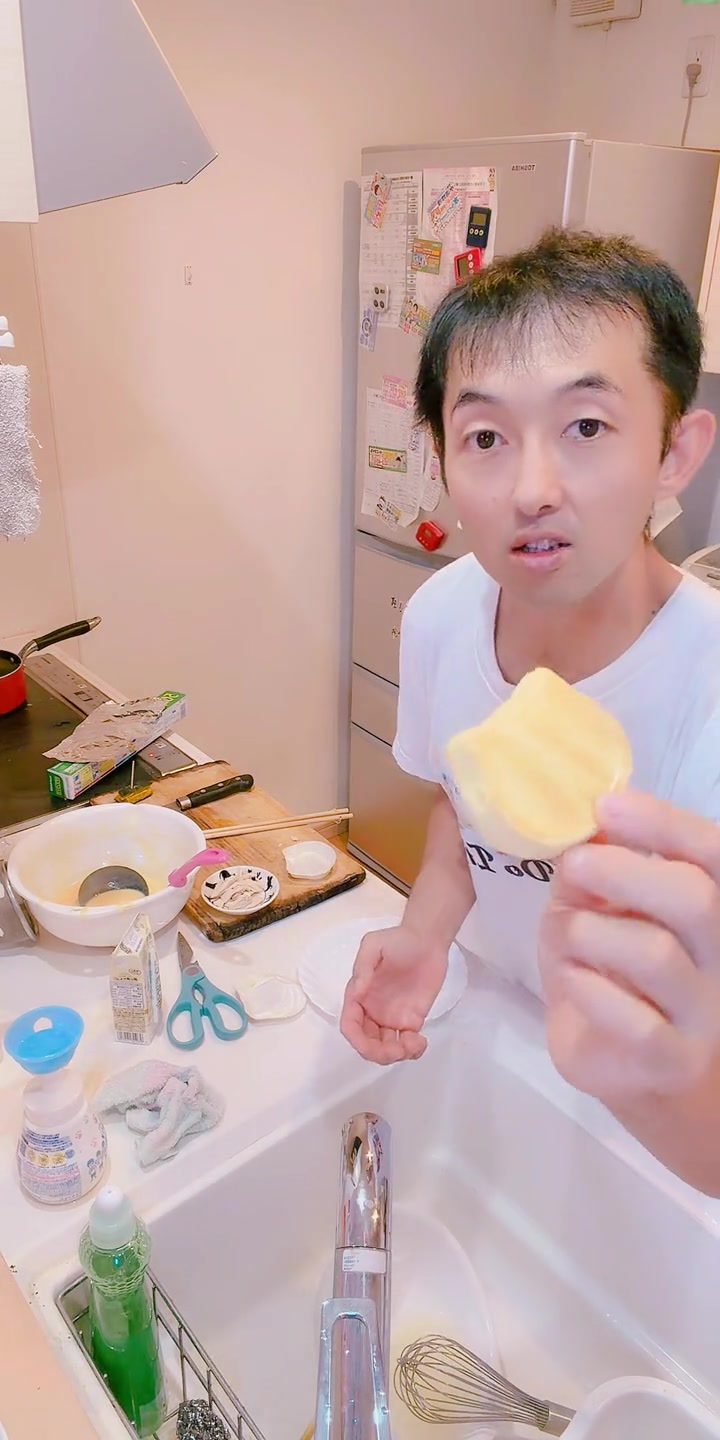 焼き上がった猫の顔の形のケーキ