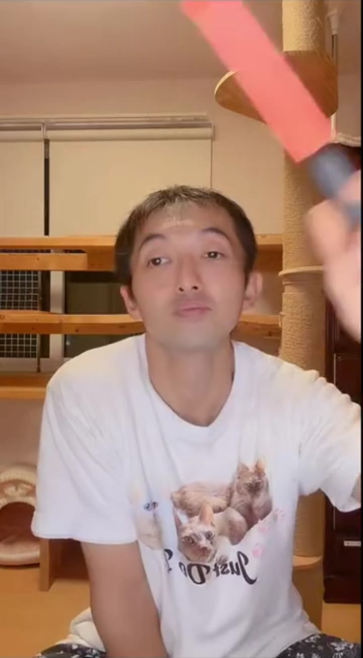 赤いペンライトをふって応援するルイパパ