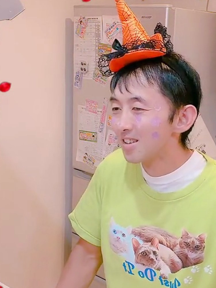 ハロウィンの帽子をかぶって、キッチンで作り置きを作っているルイパパ